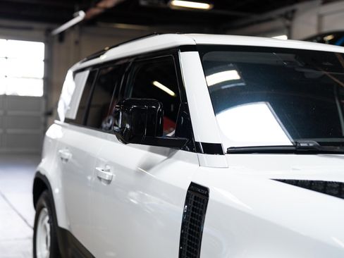 Used 2020 Land Rover Defender 110 image 30