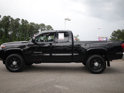 Used 2023 Toyota Tacoma SR5 RWD image 2