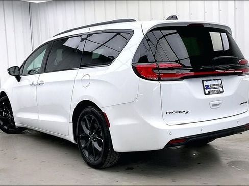 Used 2025 Chrysler Pacifica Limited FWD image 11