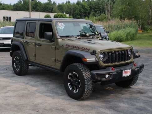Used 2025 Jeep Wrangler Unlimited Rubicon AWD/4WD image 3