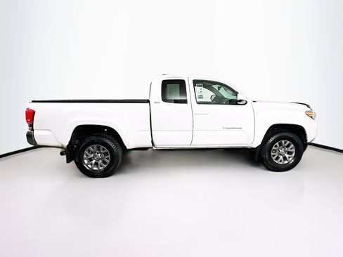 Used 2016 Toyota Tacoma SR5 w/ SR5 Appearance Package (SN) image 10