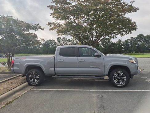 Used 2018 Toyota Tacoma TRD Sport AWD/4WD image 5