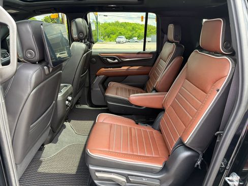 Used 2023 GMC Yukon XL Denali Ultimate AWD/4WD image 6