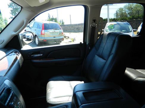 Used 2008 GMC Yukon SLT w/ SLT Preferred Equipment Group AWD/4WD image 13