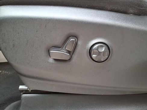 Used 2024 Chrysler Pacifica Touring-L image 15