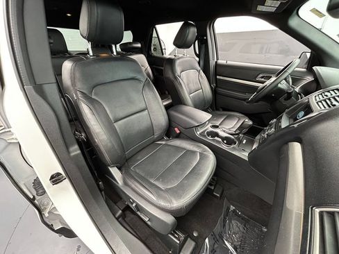Used 2018 Ford Explorer XLT w/ Equipment Group 202A FWD image 44