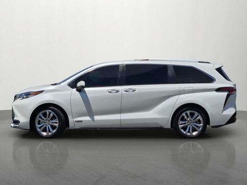 Used 2021 Toyota Sienna Platinum FWD image 3