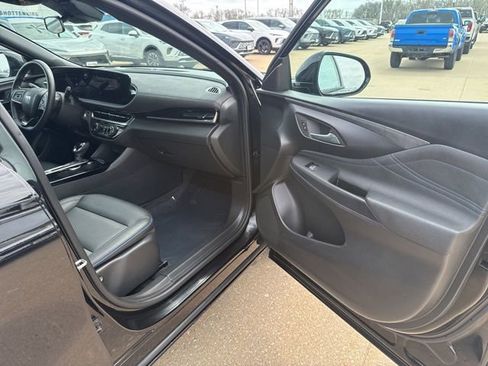 Used 2025 Buick Envista Sport Touring image 46