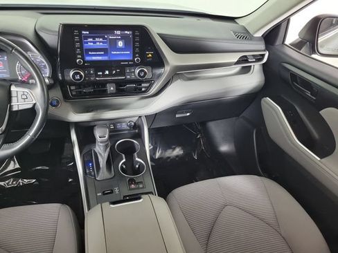 Used 2022 Toyota Highlander LE FWD image 17