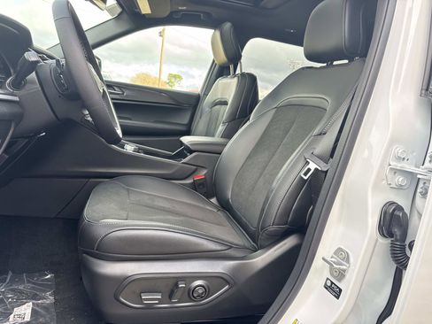 New 2025 Jeep Grand Cherokee L Altitude image 8