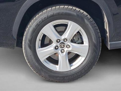 Used 2021 Toyota Highlander LE image 5