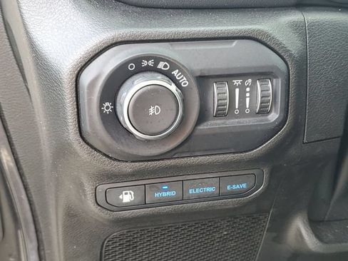 Used 2022 Jeep Wrangler Unlimited Sahara w/ Cold Weather Group AWD/4WD image 7
