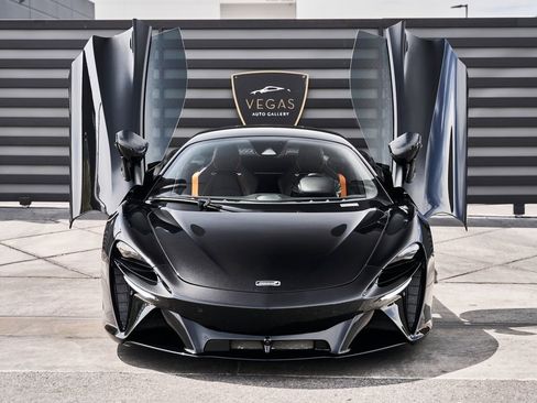 Used 2024 McLaren Artura image 19