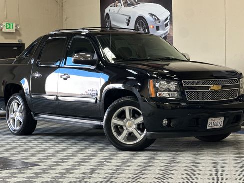 Used 2013 Chevrolet Avalanche LT w/ Texas Edition RWD image 2