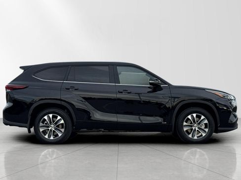 New 2026 Toyota Highlander XLE image 2
