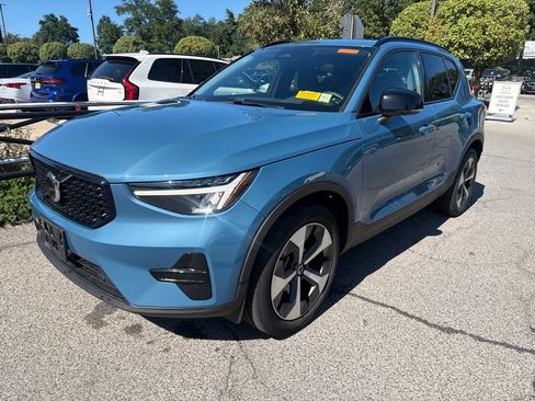 Used 2024 Volvo XC40 B5 Core AWD/4WD image 1