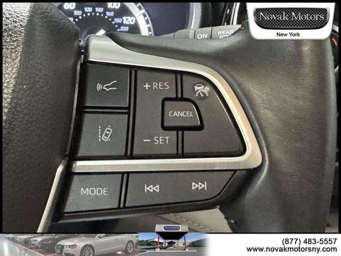 Used 2022 Toyota Highlander XLE AWD/4WD image 17
