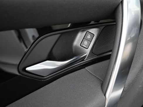 Used 2025 Land Rover Discovery Sport S image 19