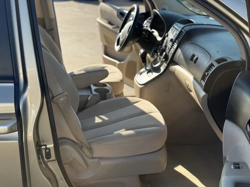 Used 2007 Hyundai Entourage Limited image 19