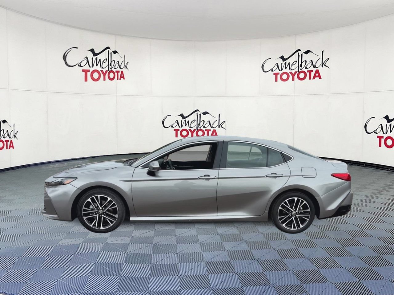 Used 2025 Toyota Camry XLE FWD image 8