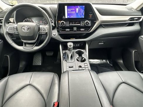 Used 2023 Toyota Highlander XLE image 24