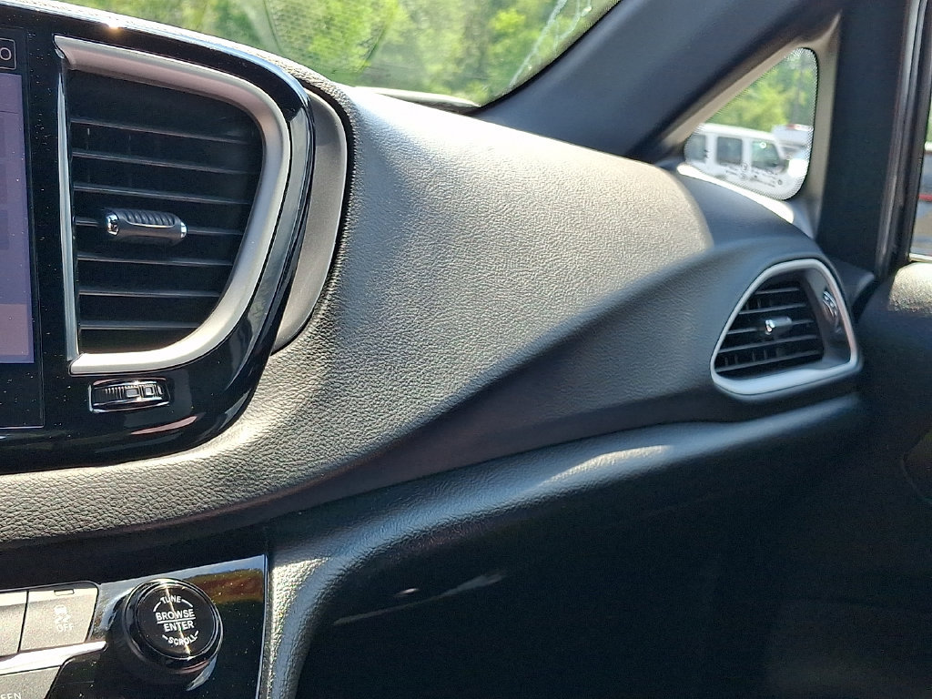 Used 2025 Chrysler Pacifica Select FWD image 27