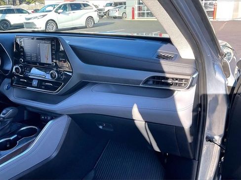 Used 2021 Toyota Highlander Limited image 16