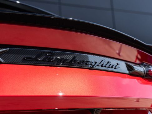 Used 2024 Lamborghini Urus Performante AWD/4WD image 13