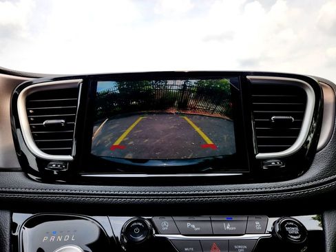 New 2025 Chrysler Pacifica Select w/ Uconnect Theater Family Group image 22