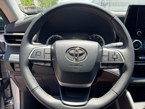 Used 2025 Toyota Highlander LE FWD image 30