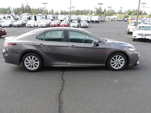 Used 2023 Toyota Camry SE image 6