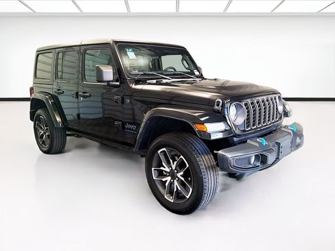 Used 2024 Jeep Wrangler Unlimited AWD/4WD image 3