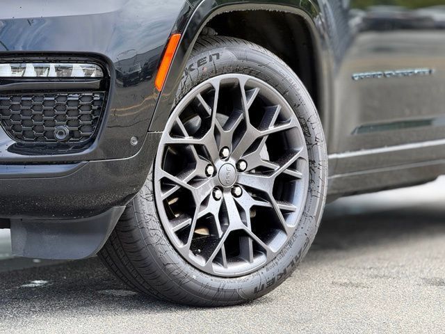 Used 2023 Jeep Grand Cherokee Summit AWD/4WD image 2