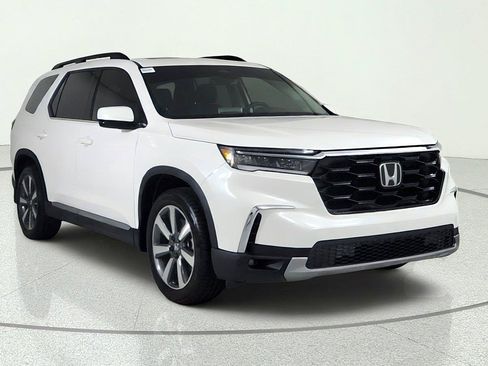 Used 2025 Honda Pilot Touring image 1