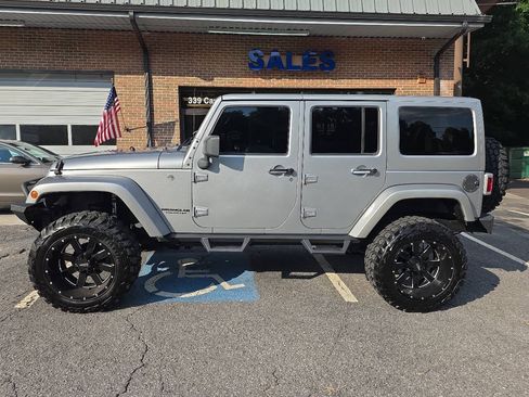Used 2017 Jeep Wrangler Unlimited Sport AWD/4WD image 3