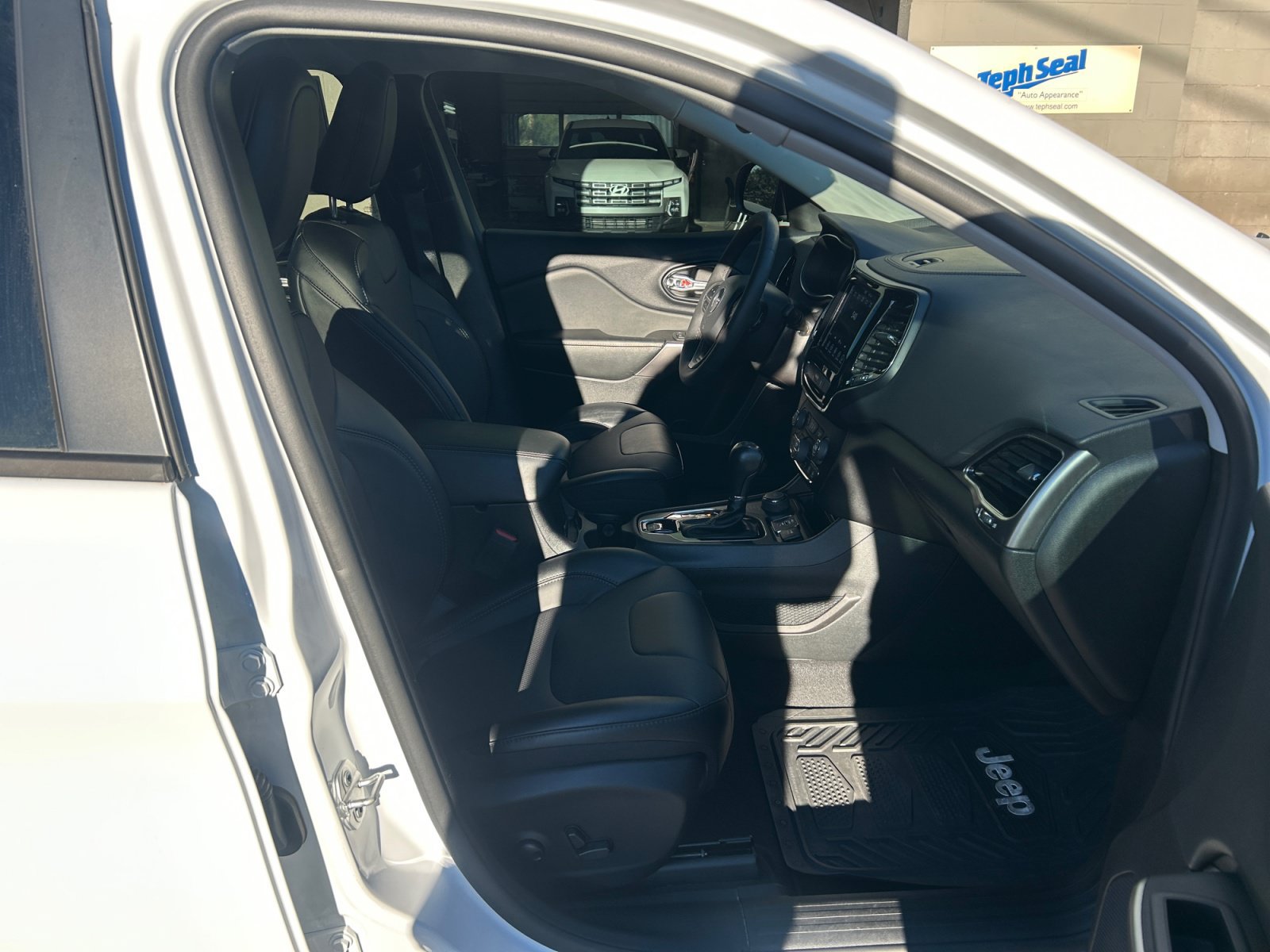 Used 2022 Jeep Cherokee Limited AWD/4WD image 31
