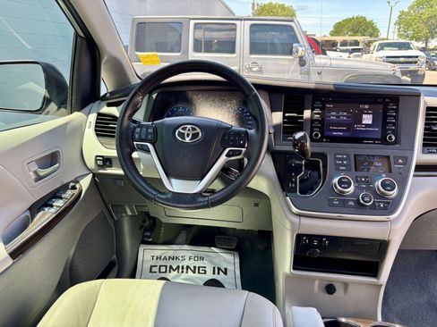 Used 2020 Toyota Sienna XLE FWD image 3