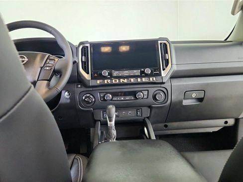 Used 2025 Nissan Frontier SL image 32