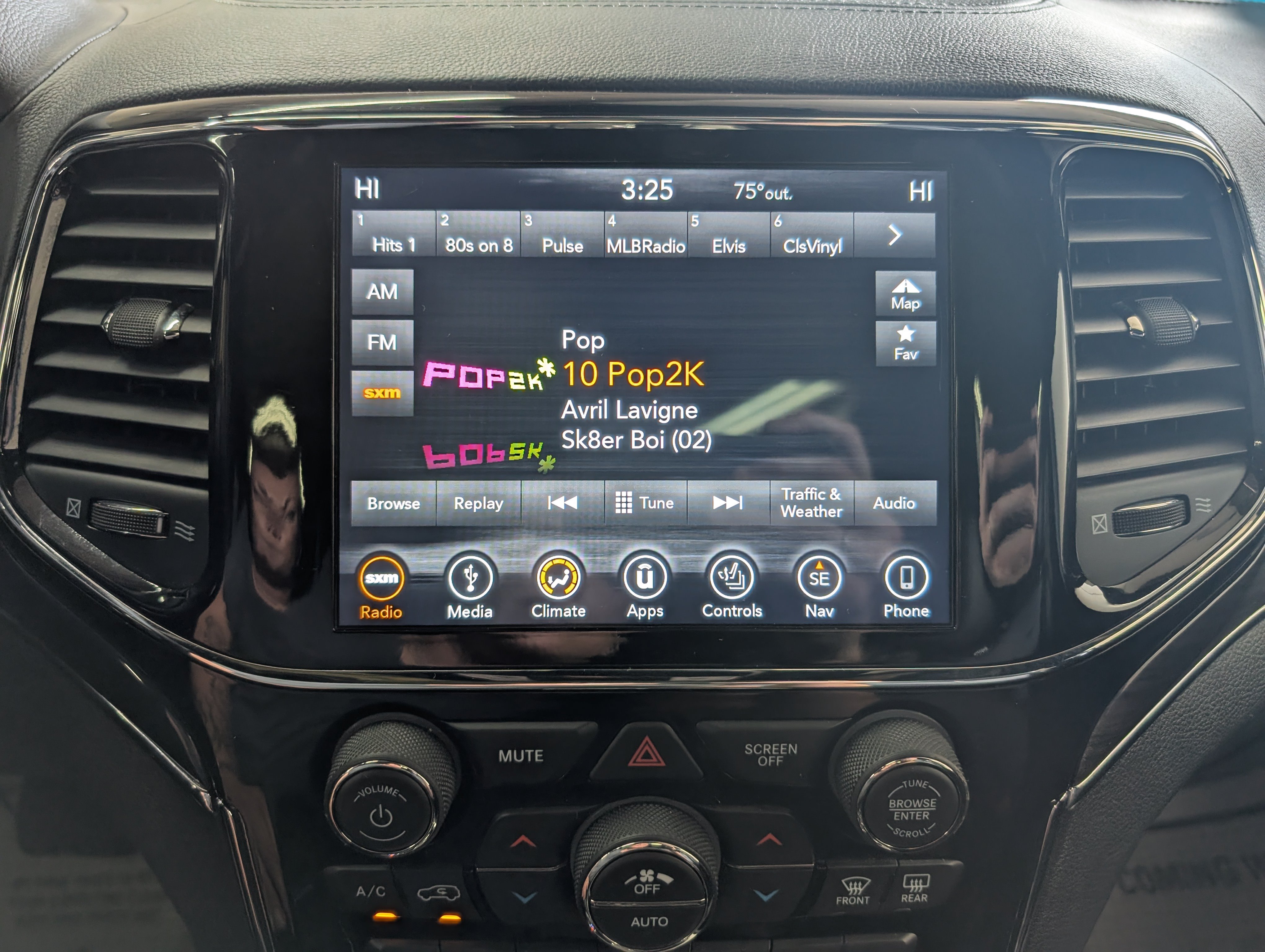 Used 2019 Jeep Grand Cherokee Overland AWD/4WD image 21