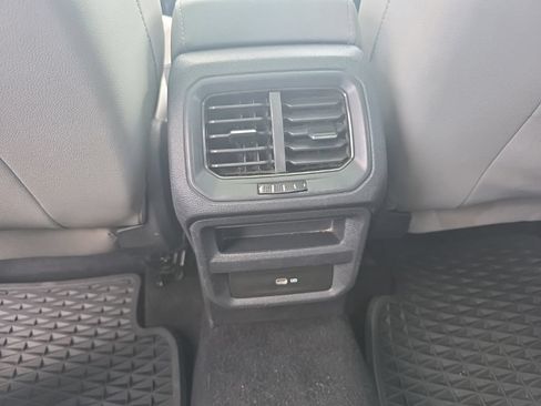 Used 2022 Volkswagen Taos SE w/ Panoramic Sunroof Package FWD image 19