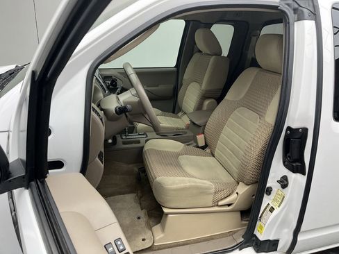 Used 2010 Nissan Frontier SE w/ SE Value Truck Pkg AWD/4WD image 9