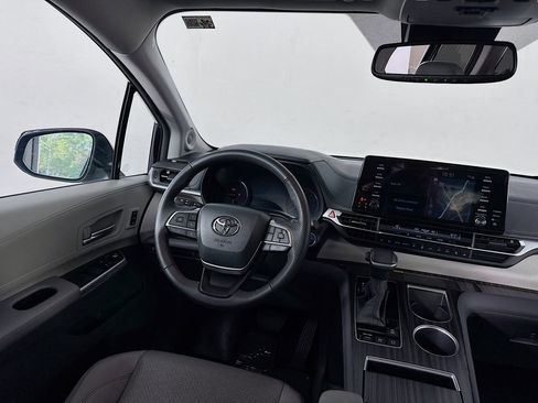 Used 2024 Toyota Sienna Limited image 37