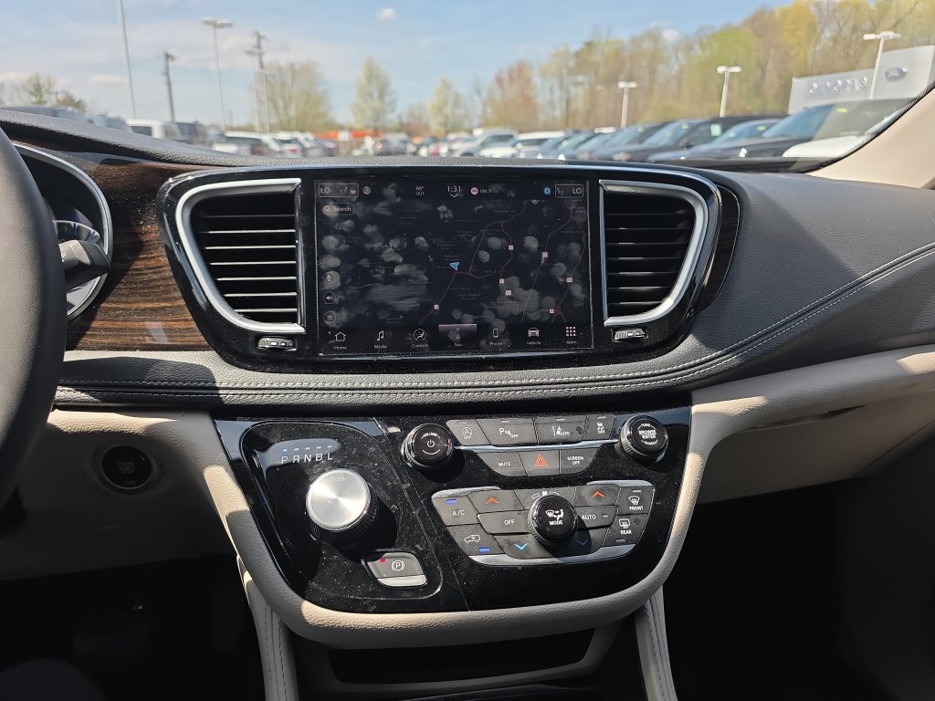 Certified 2024 Chrysler Pacifica Limited FWD image 32