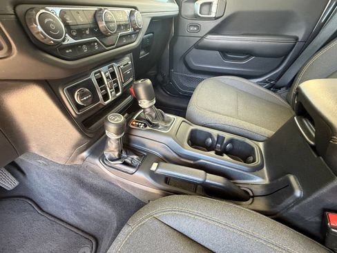 Used 2025 Jeep Wrangler Unlimited Sahara AWD/4WD image 39