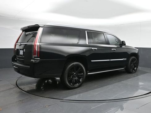 Used 2017 Cadillac Escalade ESV Luxury image 7