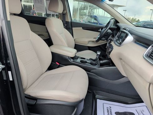 Used 2019 Kia Sorento LX w/ LX Convenience Package image 22