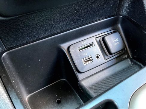 Used 2018 Jeep Cherokee Latitude w/ Altitude Package FWD image 32