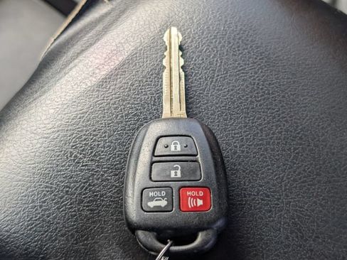 Used 2015 Toyota Camry LE FWD image 27