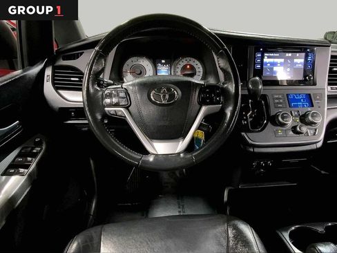 Used 2017 Toyota Sienna SE FWD image 6