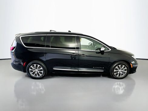 Used 2022 Chrysler Pacifica Pinnacle FWD image 8